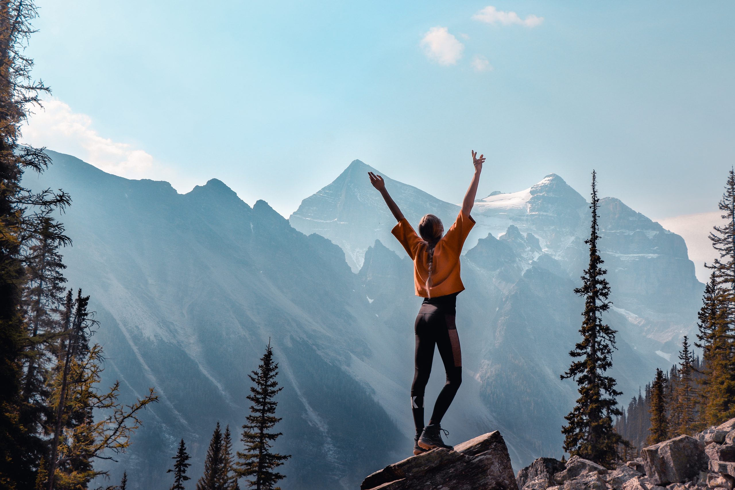 Mountain trip. Человек на вершине. Человек на вершине горы. Фотосессия в горах. Человек в горах.