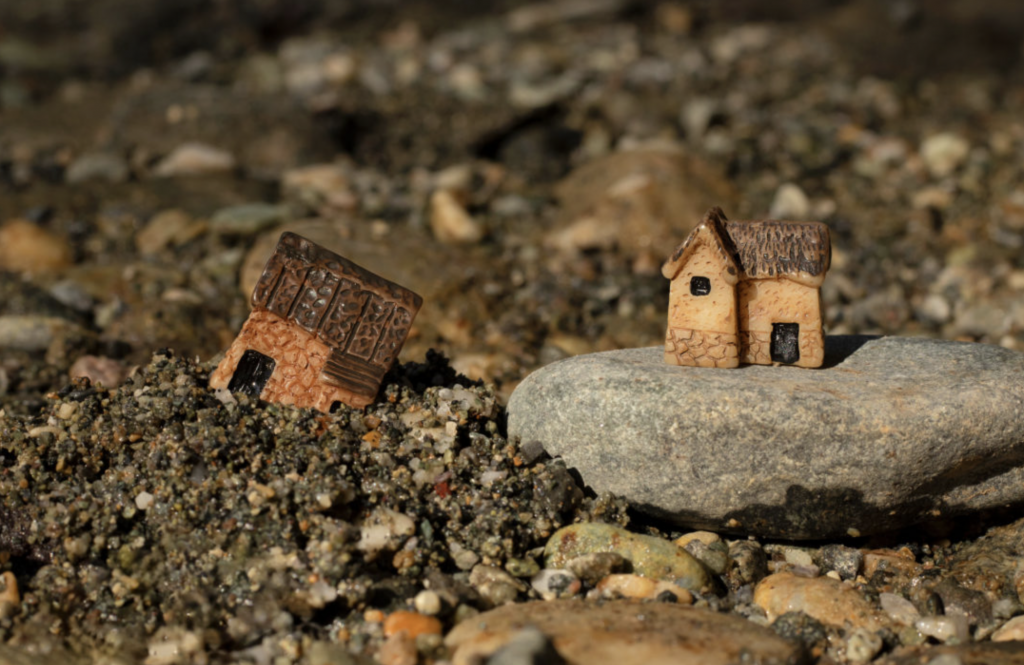 TETAP BERDIRI DI ATAS DASAR YANG BENAR